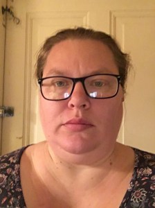 Porträtt på kvinna med glasögon framför en dörr