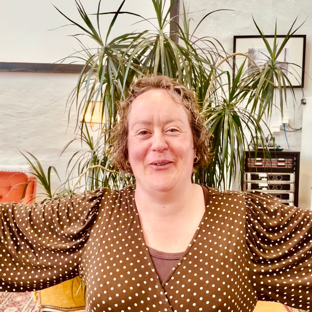 porträtt på glad kvinna med brun- och vitprickig blus (Pernilla, RSMH Perstorp).